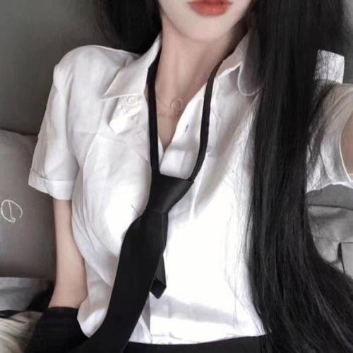 与一位女士合影